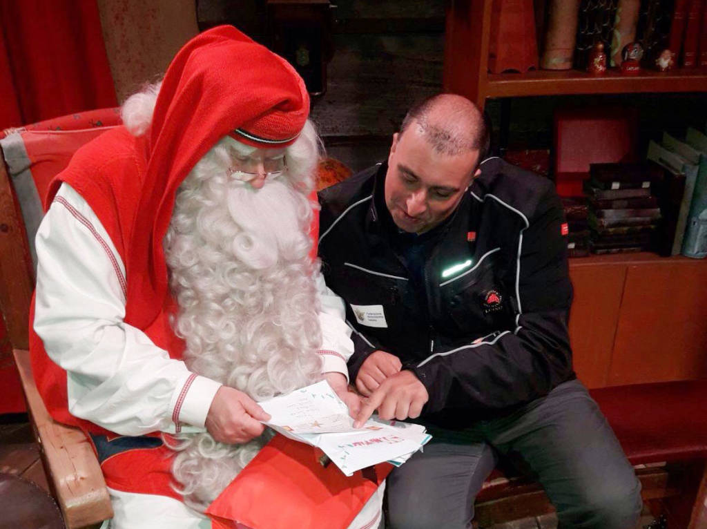 Francesco Pozzi consegna le letterine a Babbo Natale