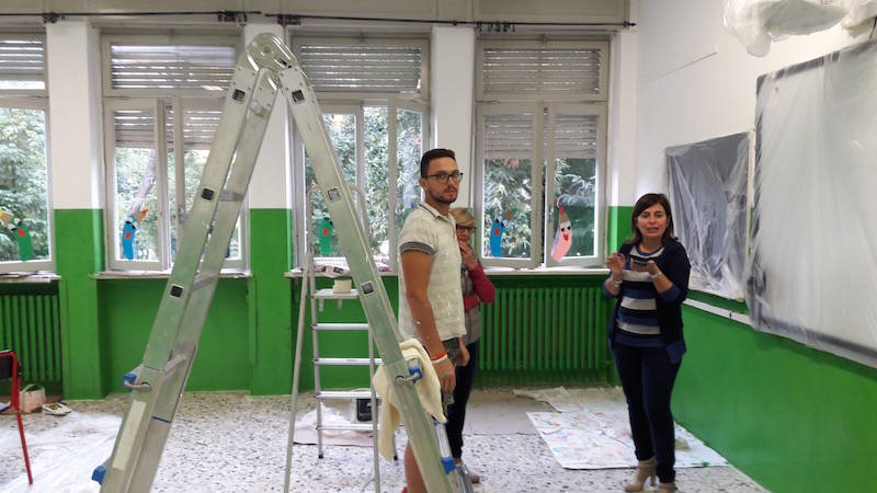 genitori Moriggia impegnati nelle imbiancature