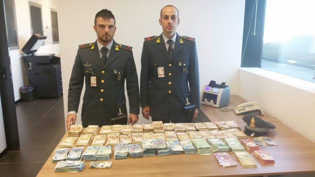 Guardia di Finanza traffico illecito di denaro