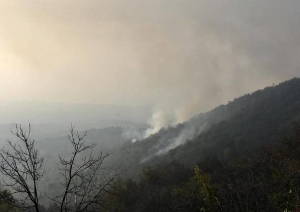 Campo dei Fiori, l’incendio di venerdì mattina nelle foto dei lettori