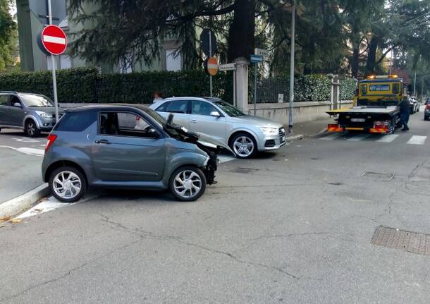 Incidente incrocio tra le vie Cuttica e Montenevoso (5ottobre)