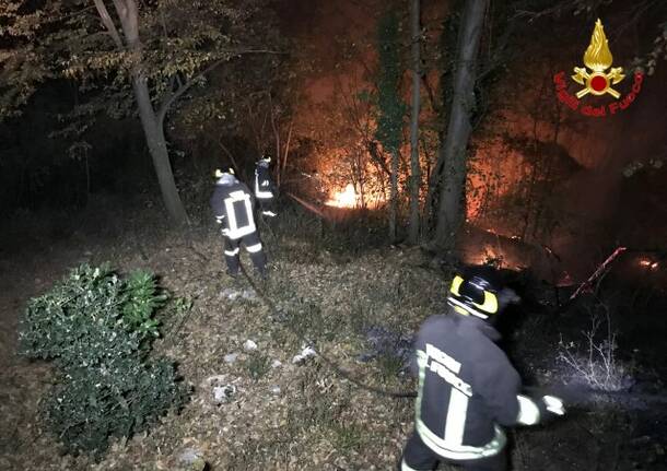 Campo dei fiori in fiamme, evacuate 15 persone