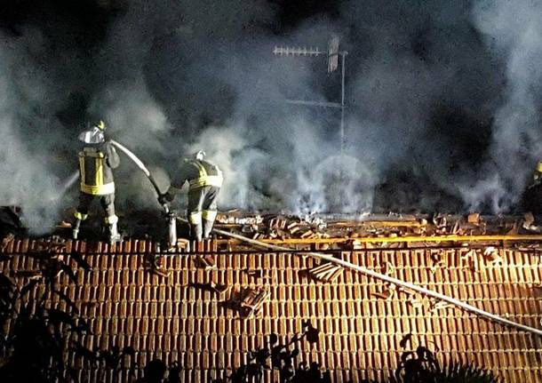 Besozzo, prende fuoco il tetto di una casa