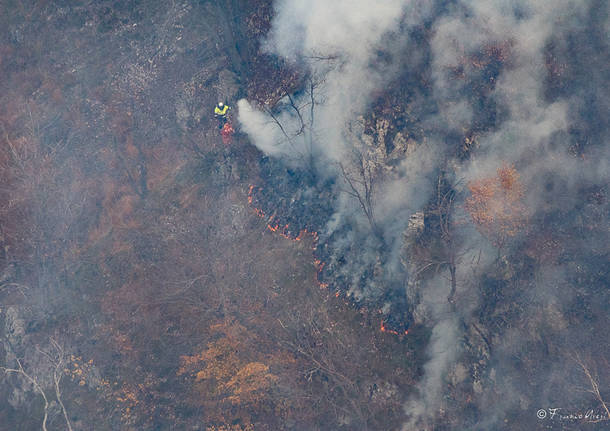 Incendio al Campo dei Fiori, soccorsi al lavoro -2