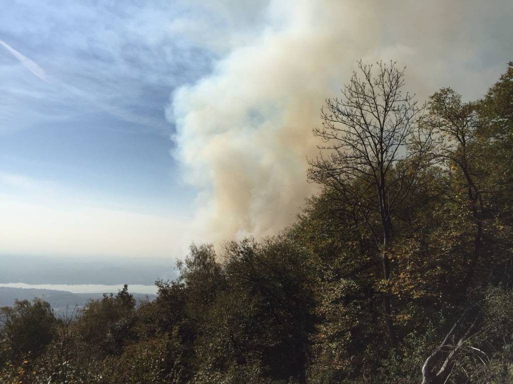 Incendio al Campo dei Fiori visto dal Sacro Monte