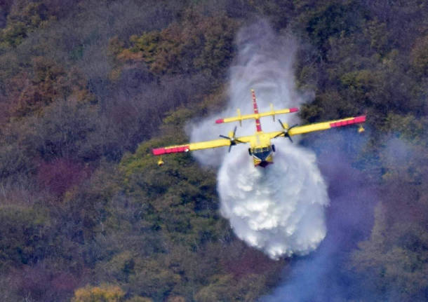 Incendio Campo dei Fiori - foto Canadair