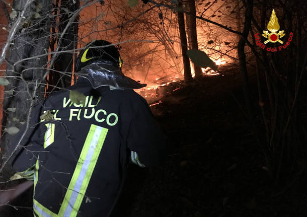 Incendio Campo dei fiori, la notte dei vigili del fuoco, 30 ottobre