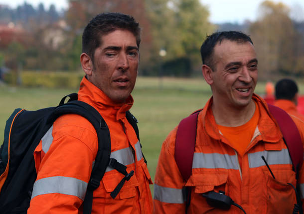 I volti dei volontari di ritorno dall’incendio al Campo dei Fiori