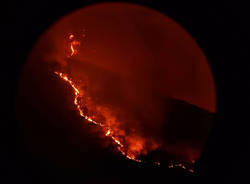 Le fiamme sul Campo dei Fiori di notte