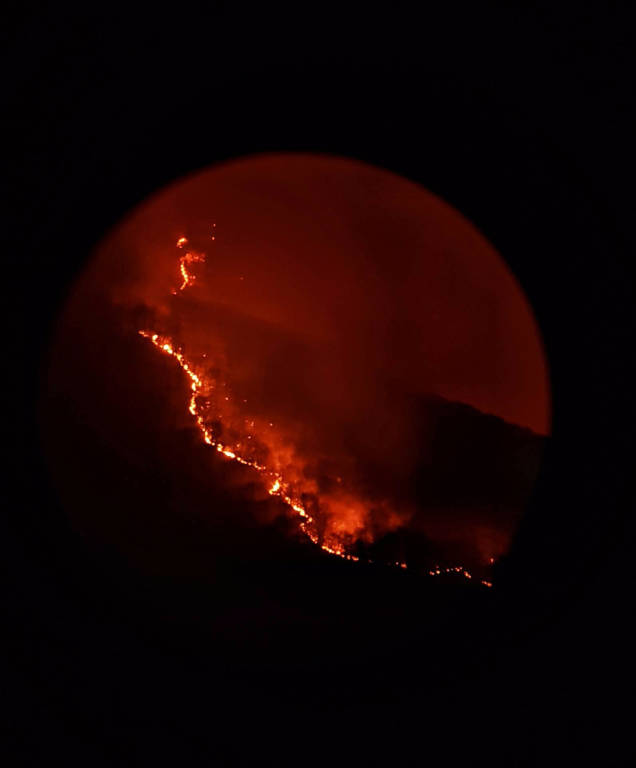 Le fiamme sul Campo dei Fiori di notte