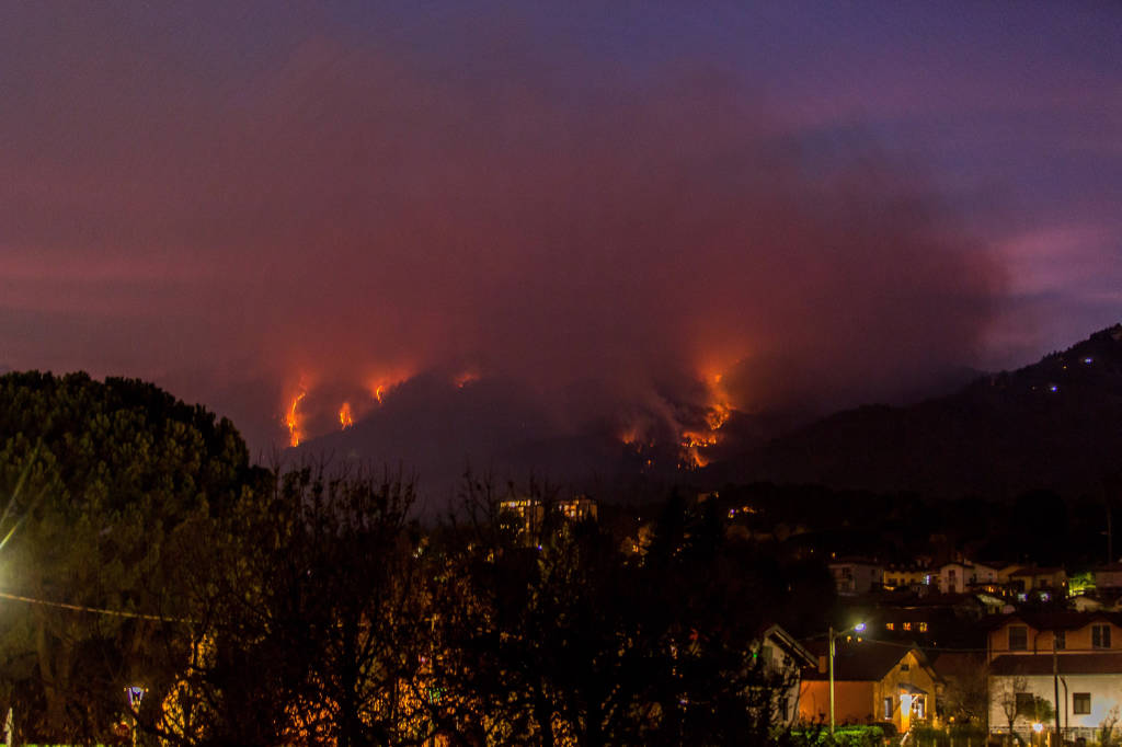 Le fiamme sul Campo dei Fiori di notte