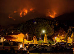 Le fiamme sul Campo dei Fiori di notte