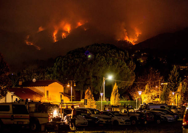 Le fiamme sul Campo dei Fiori di notte