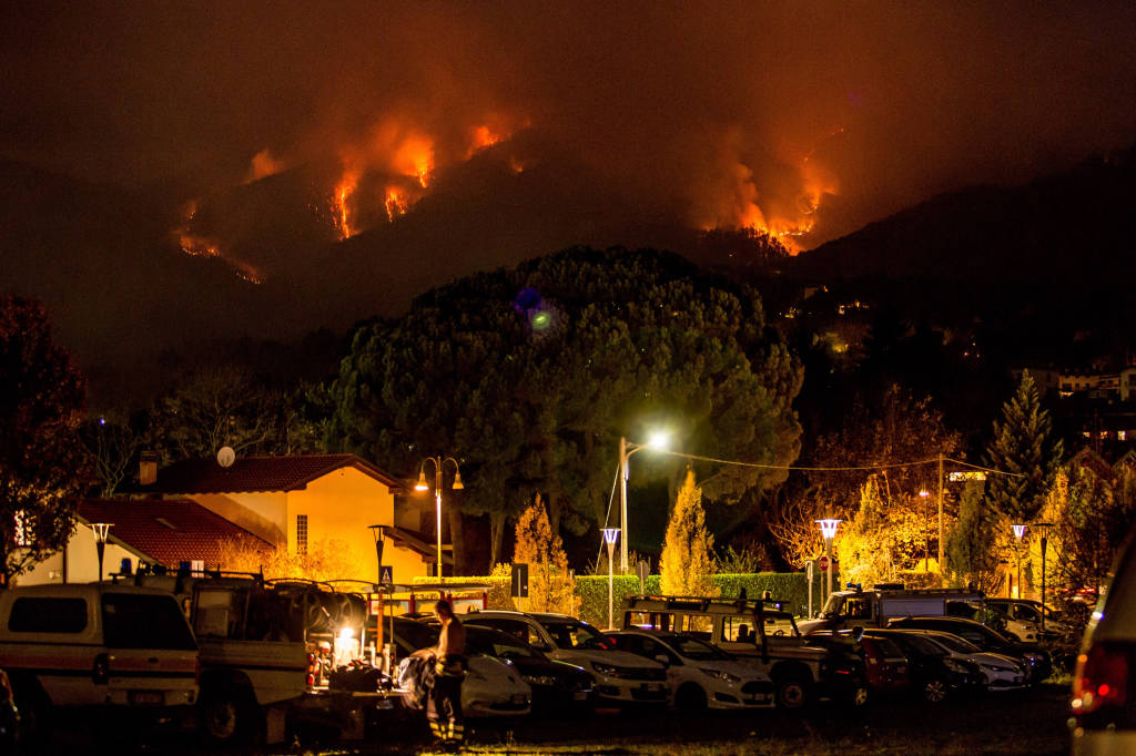 Le fiamme sul Campo dei Fiori di notte