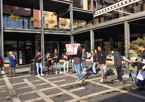 Libriamoci 2017: i ragazzi dell'Einaudi leggono in piazza