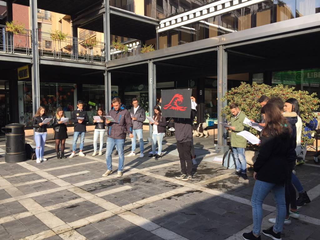 Libriamoci 2017: i ragazzi dell'Einaudi leggono in piazza