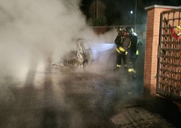 auto in fiamme castelveccana