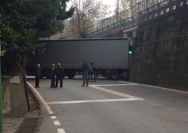 Camion incastrato in via Gasparotto