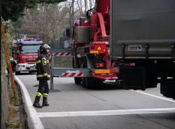 Camion incastrato in via Gasparotto