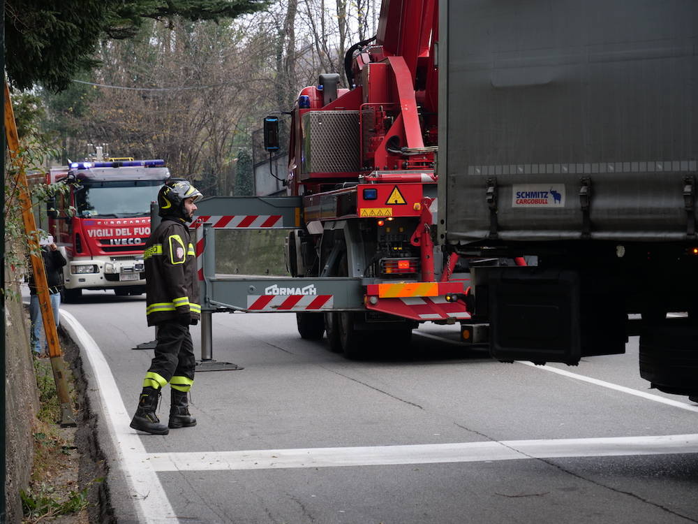 Camion incastrato in via Gasparotto