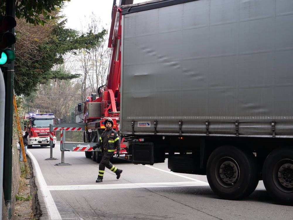 Camion incastrato in via Gasparotto