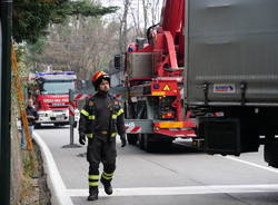 Camion incastrato in via Gasparotto