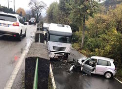 Castelveccana - Incidente auto camion