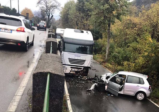 Auto contro un camion, ferito un 20enne