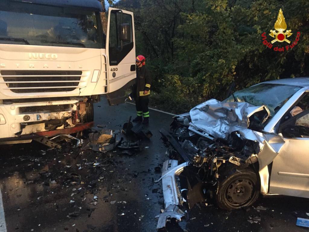 Castelveccana - Incidente auto camion