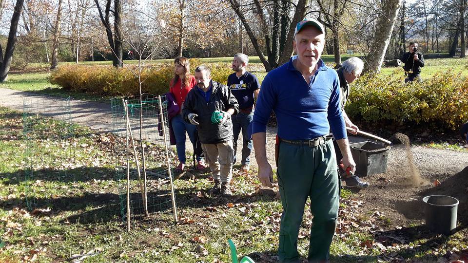 Il Movimento 5 Stelle pianta alberi alla Schiranna