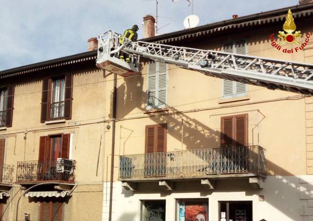 Alberi, tegole e coperture: il vento flagella il Varesotto