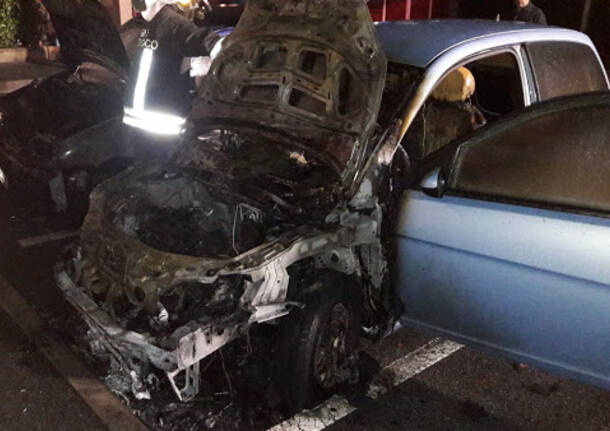 Canegrate incendio in un parcheggio