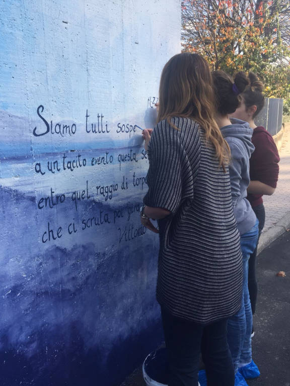 Un murales e una poesia per abbellire la scuola Sereni