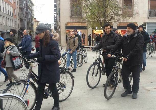 Ciclisti in piazza per riflettere sulla “mobilità dolce”