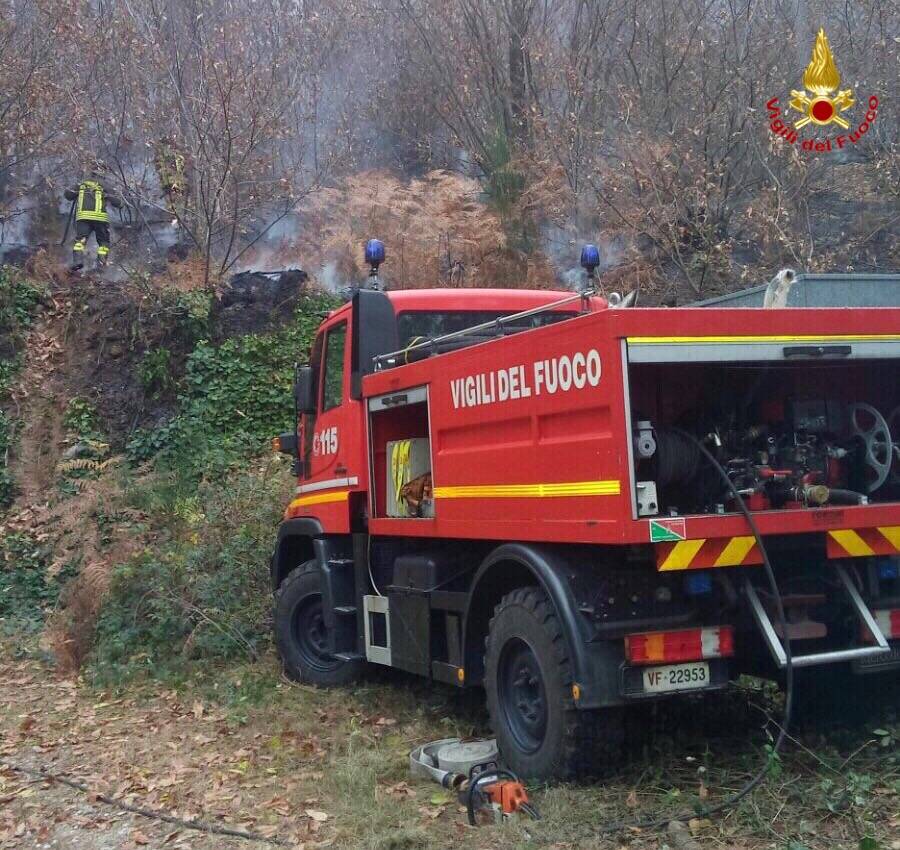 Al lavoro per spegnere l'incendio