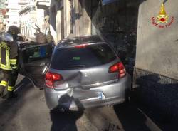 Auto finisce nel fiorista