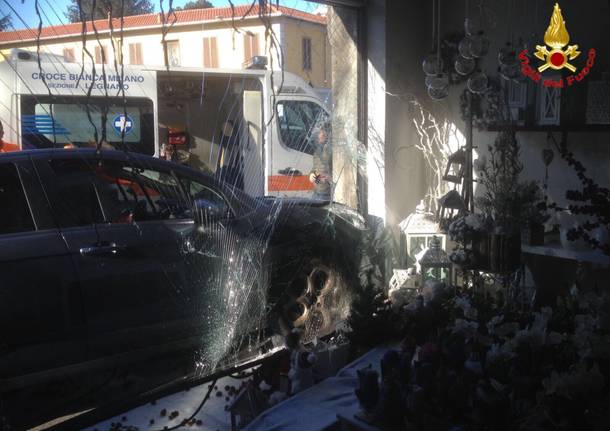 Auto finisce nel fiorista