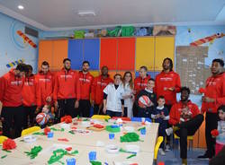 La Pallacanestro Varese in visita alla pediatria