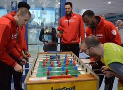 La Pallacanestro Varese in visita alla pediatria