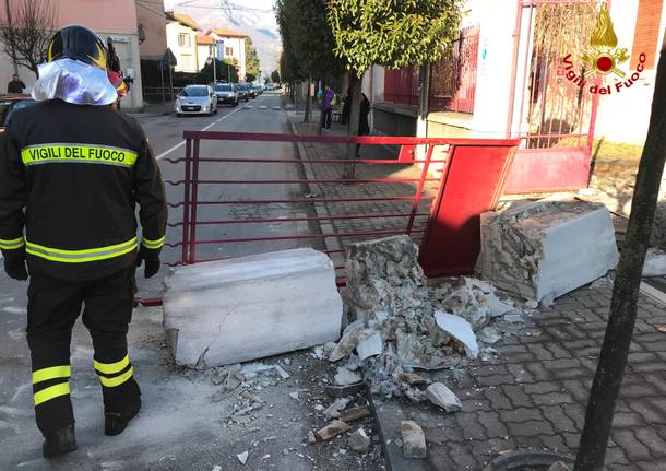 Crolla pilastro in strada