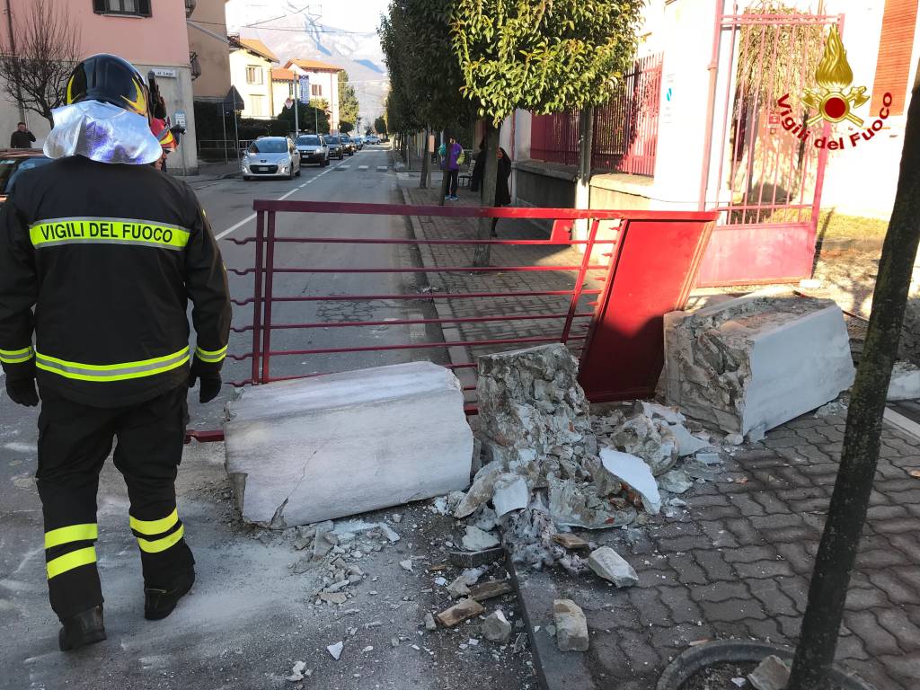 Crolla pilastro in strada