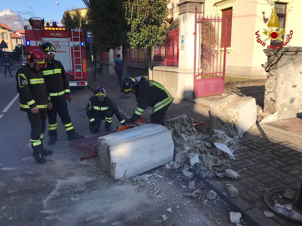 Crolla pilastro in strada