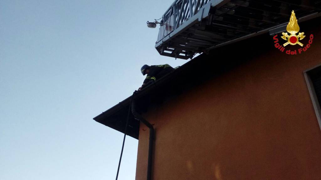Brucia un tetto a Cittiglio