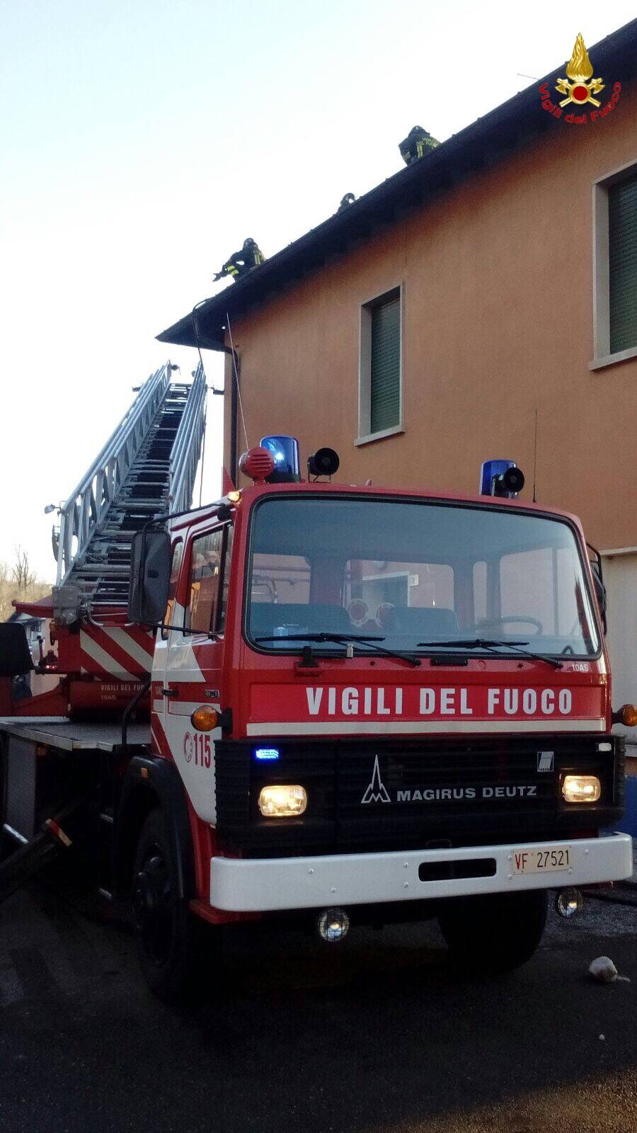 Brucia un tetto a Cittiglio