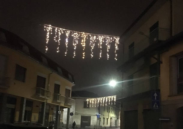 Uboldesi si lamentano del ritardo delle luminarie. Guzzetti li bacchetta