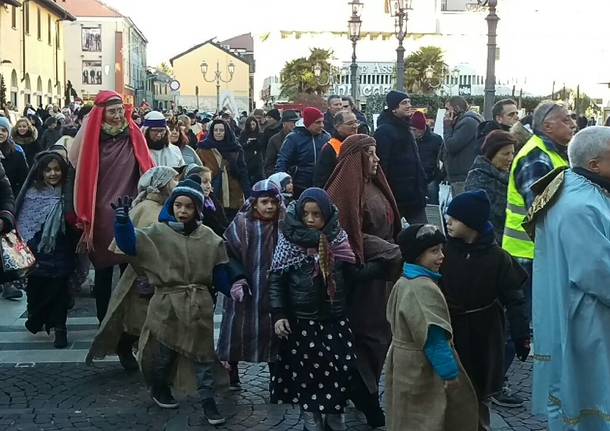 Bimbi, figuranti e maxi scenografie per il presepe vivente