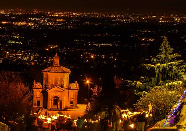 Fiaccolata al sacro Monte per salutare il 2017