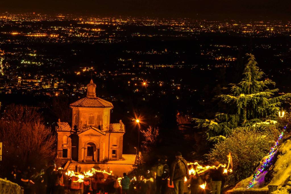 Fiaccolata al sacro Monte per salutare il 2017