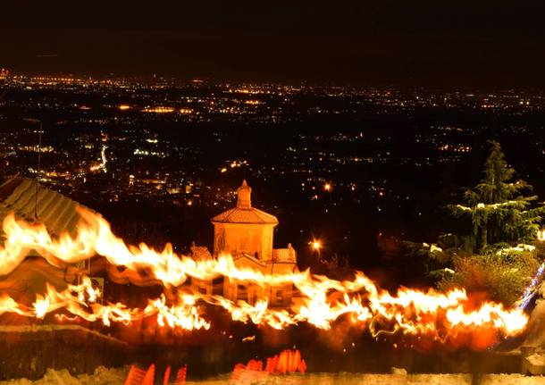 Fiaccolata al sacro Monte per salutare il 2017