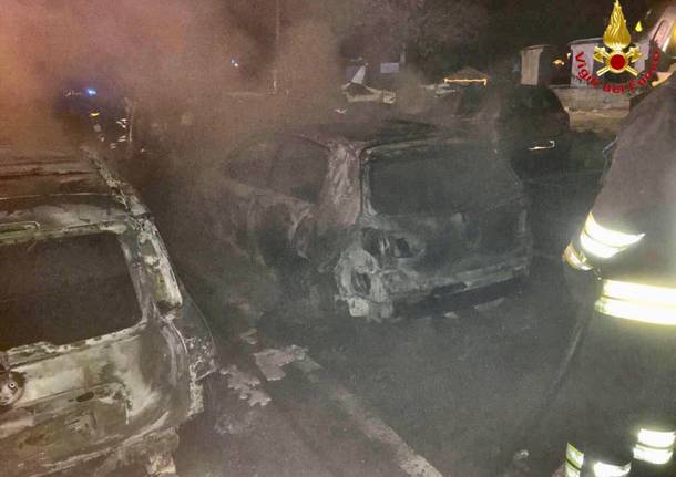Sette auto bruciate nella piazza della chiesa